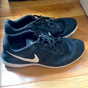 Nike Flex 2016 Run Black & White Shoes Size 11